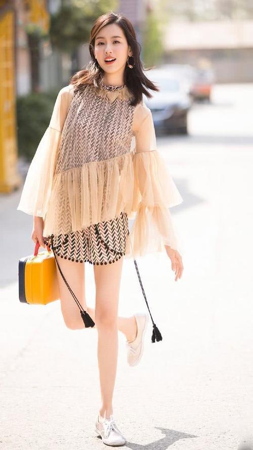 街拍：简单失大气的小姐姐，干净利落可爱俏皮！