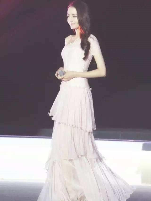 看到迪丽热巴穿这条吊带裙站海边，真的像极了美人鱼!