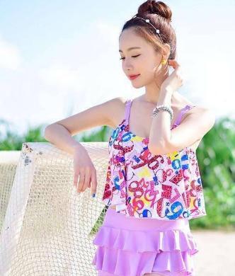 高挑的小姐姐身穿泳衣！展现出妩媚性感的身姿！