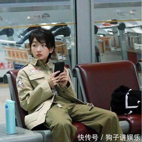 周冬雨胆真大, 军绿色外套配阔腿七分裤, 网友: 看完我都沉默了