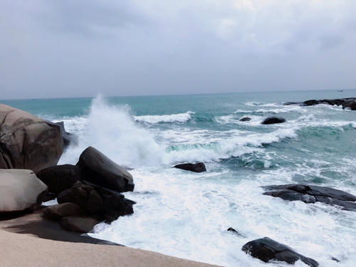 何必去泰国！这个海边小城椰林遍地，人少便宜，海鲜100吃到撑！