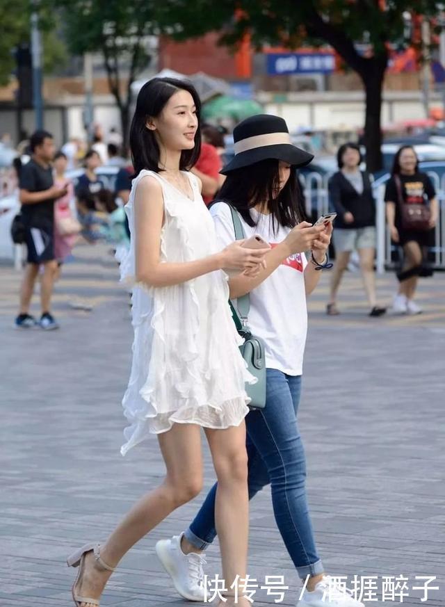  「阳光」街拍气质靓丽的短发美女，搭配紧身牛仔裤，带着阳光般的微笑