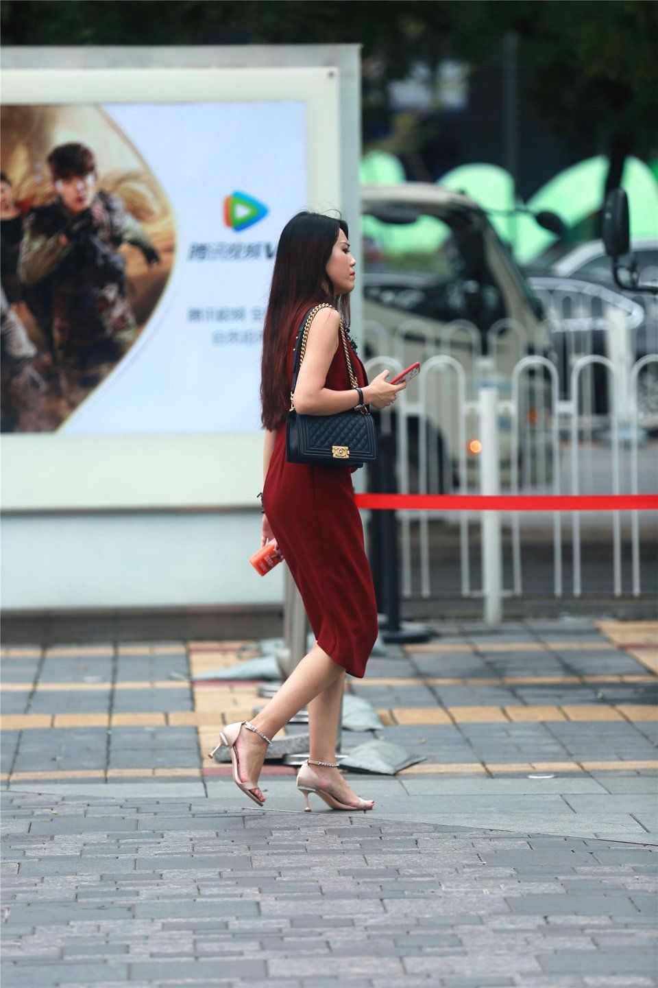 小姐姐穿高跟鞋逛街是不是很累啊