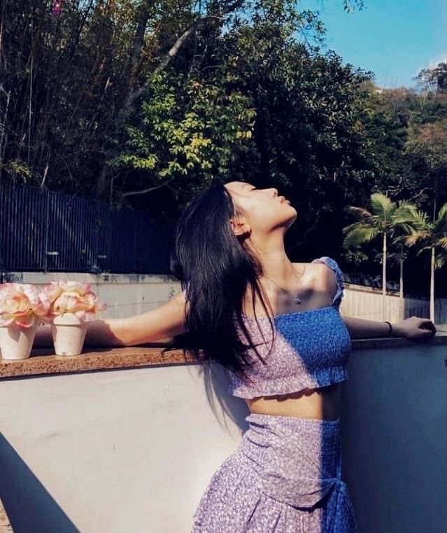  照片中：甄子丹16岁女儿晒近照，短吊带小蛮腰实力抢镜，却被指穿着太显老