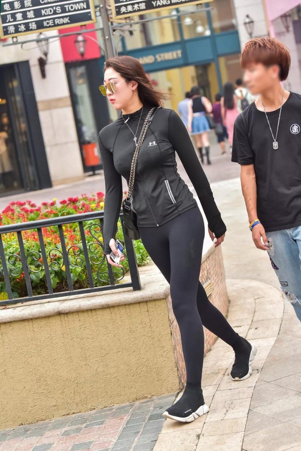 街拍：穿黑色瑜伽裤，身材丰满的翘臀冷艳气质美女