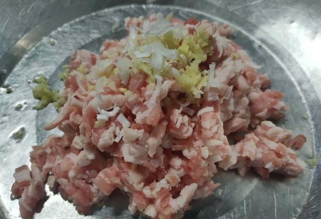 做法@老厨师教你做芹菜肉包子,皮薄馅多、松软可口,赶快收藏哦