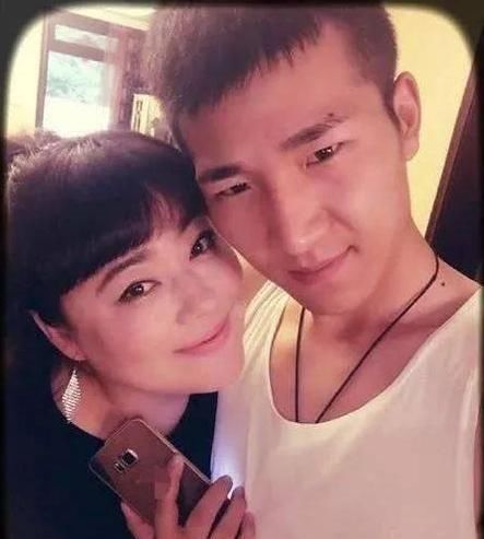  [微商]李菁菁: 第一任闪婚, 第二任小15岁, 与第三任小25岁男友转战微商
