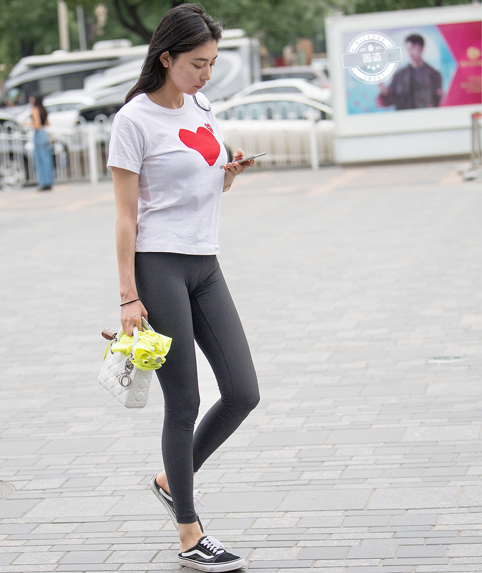 黑色打底裤小姐姐，凹凸有致的身材，挺拔的身姿，十分吸睛夺目！