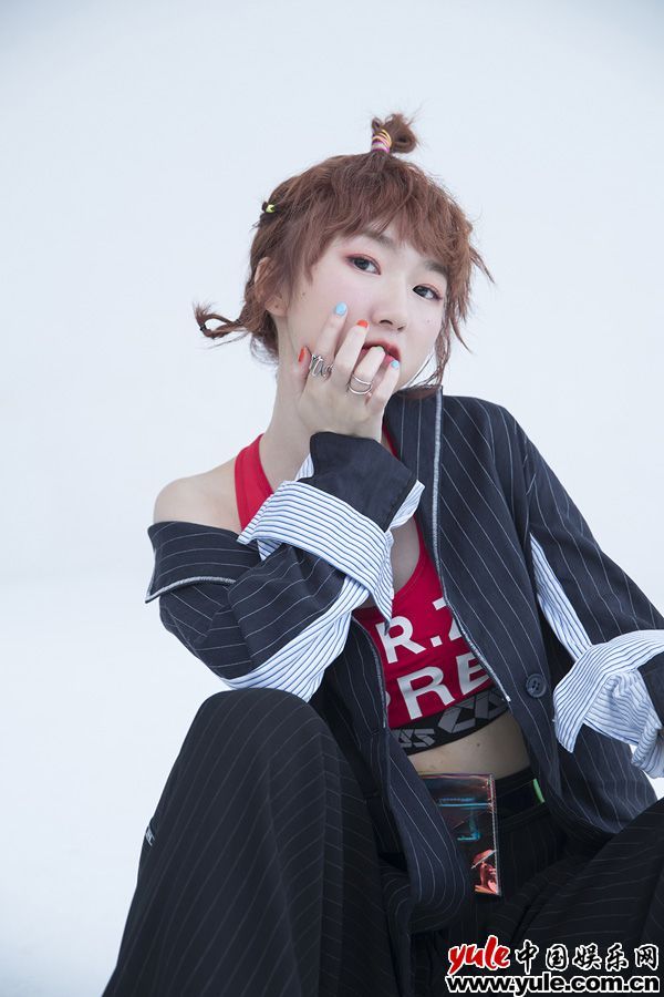 你的西服女孩汪睿已上线 签约飞宝传媒玩转95后个性态度