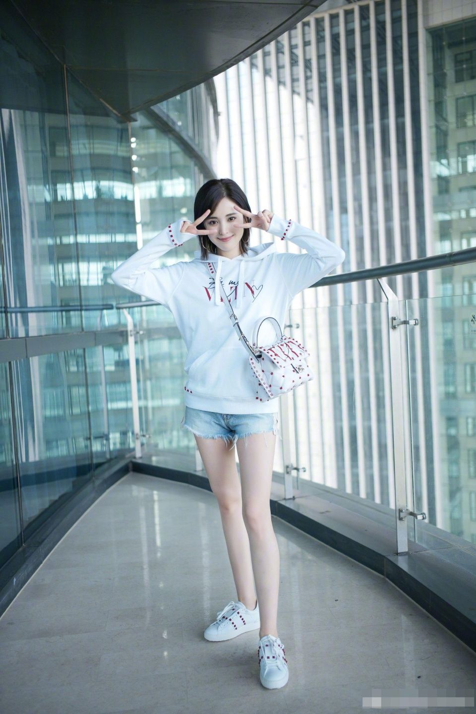 古力娜扎穿个平底鞋，就展现她的优势了，满屏的大长腿!