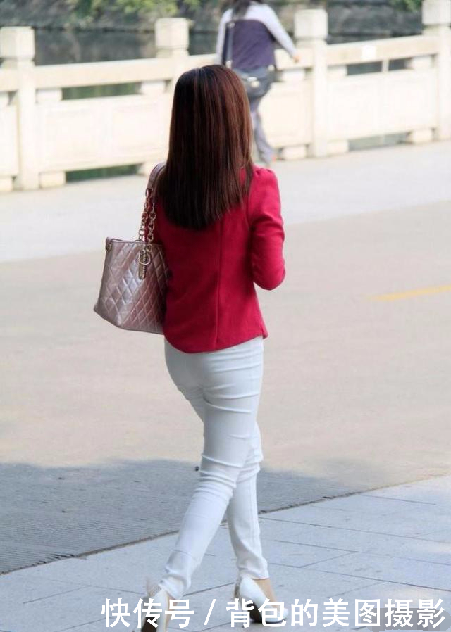 白色的修身裤也很修臀，搭配高跟鞋后更显性感