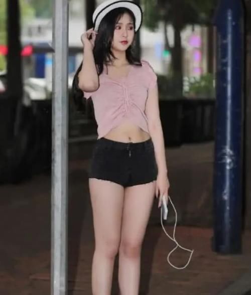  #小姐姐#街拍：一貌倾城的小姐姐，一条绿色的针织连衣裙，时尚优雅气质美