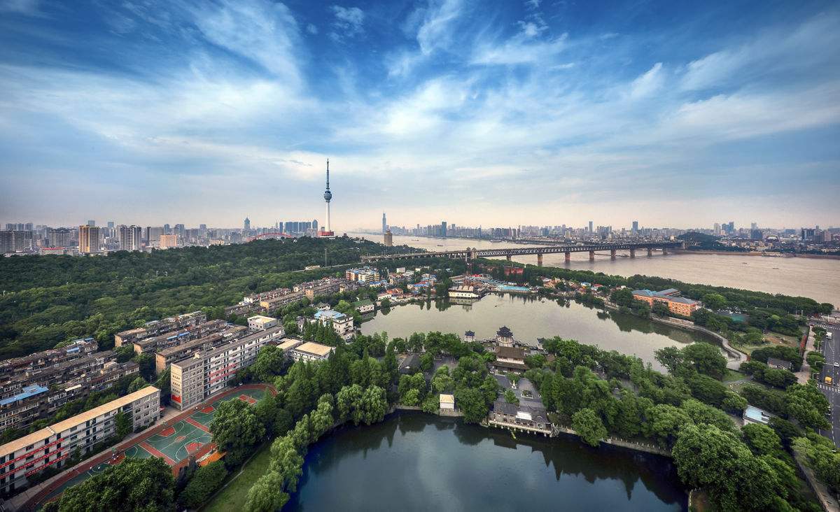  我国■我国中部“一哥”城市之争，武汉、长沙、郑州，谁最先获