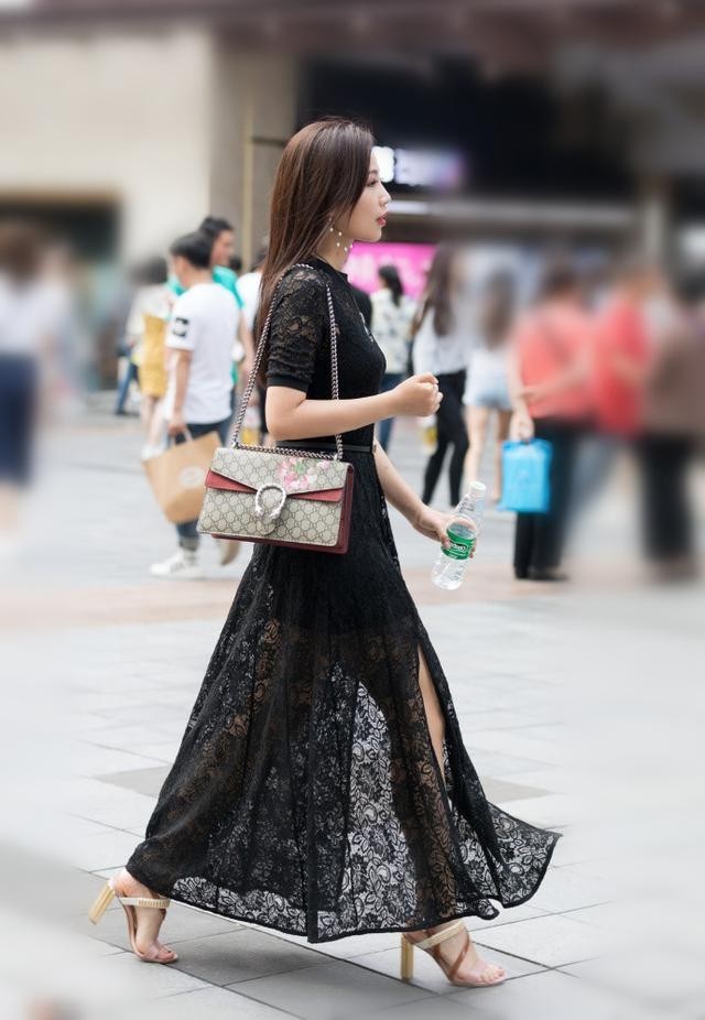 时尚尤物惊现街头，吊带紧身热裤性感迷人，图1堪称极品