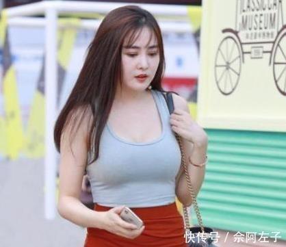 『紧身』街拍紧身牛仔裤小姐姐,完美地诠释了什么叫S型好身材
