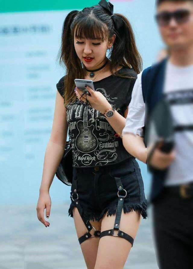 街拍: 穿着大胆的姑娘,这么穿很时尚啊