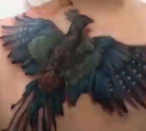 实拍：女子后背凤凰纹身会“扇动双翼”， 不禁让人称奇！