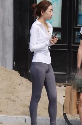 她的白衬衫搭配打底裤有着不一样的风格,带给我一种时尚的感觉
