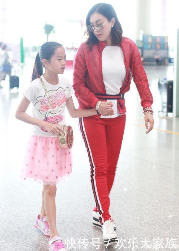 钟丽缇够了，运动裤都穿成紧身款了！网友：鞋子才是万年不变款！