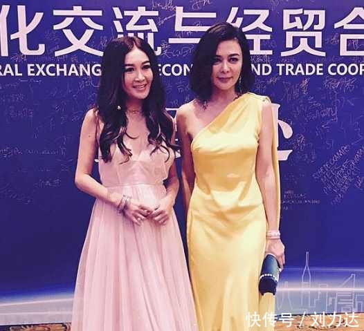 54岁关之琳和51岁温碧霞同框，相差3岁，一个大妈，一个少女