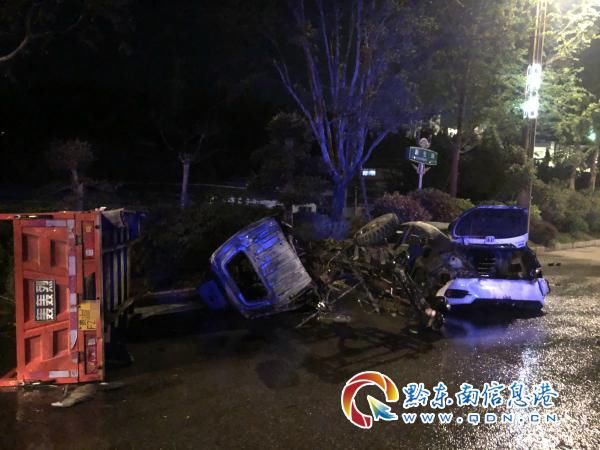 『凯里』事发凯里！轿车、三轮摩托车深夜里迎面相撞引发火灾，现场火势较大…