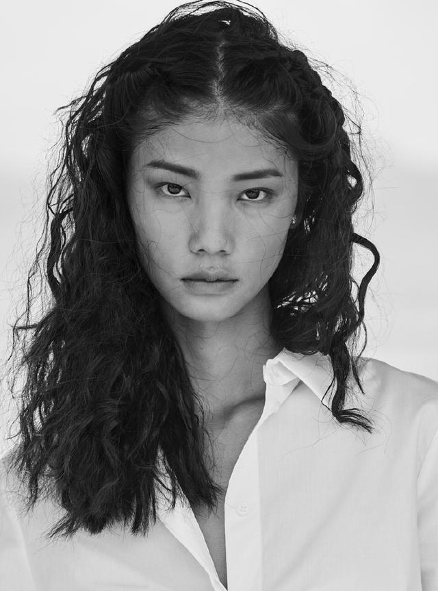 王艺穿香芋色吊带裙,性感仿佛落日女神,网友:被你美哭了!