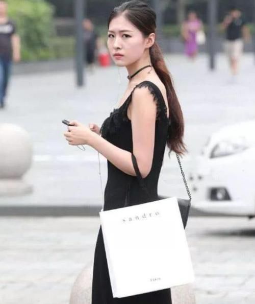  #蓝色#街拍：身材高挑的美女，一件蓝色衬衫配黑色短裙，时尚魅力气质范
