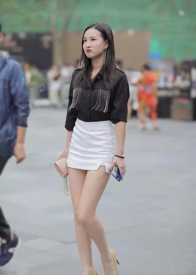  #有型#街拍：选择简约有型的穿搭，让你轻松演绎自信靓丽的美