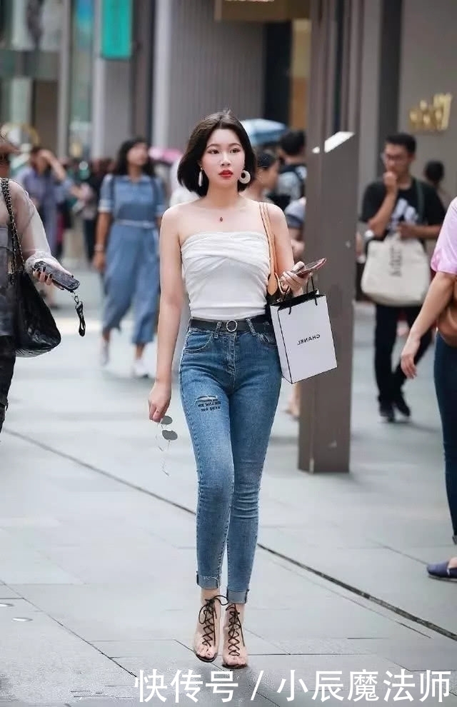  美女：路人街拍，美女穿黑白格纹一字肩上衣，尽显女神范儿