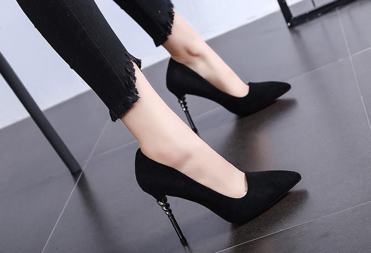 马卡龙色系的尖头细跟高跟鞋，既性感又青春