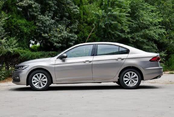 奥迪同平台打造却便宜近10万,车身大气比迈腾好看,难怪月销几万