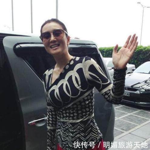 巩俐不愧是巩皇，红色阔腿裤霸气十足，这气场真不是章子怡能比的