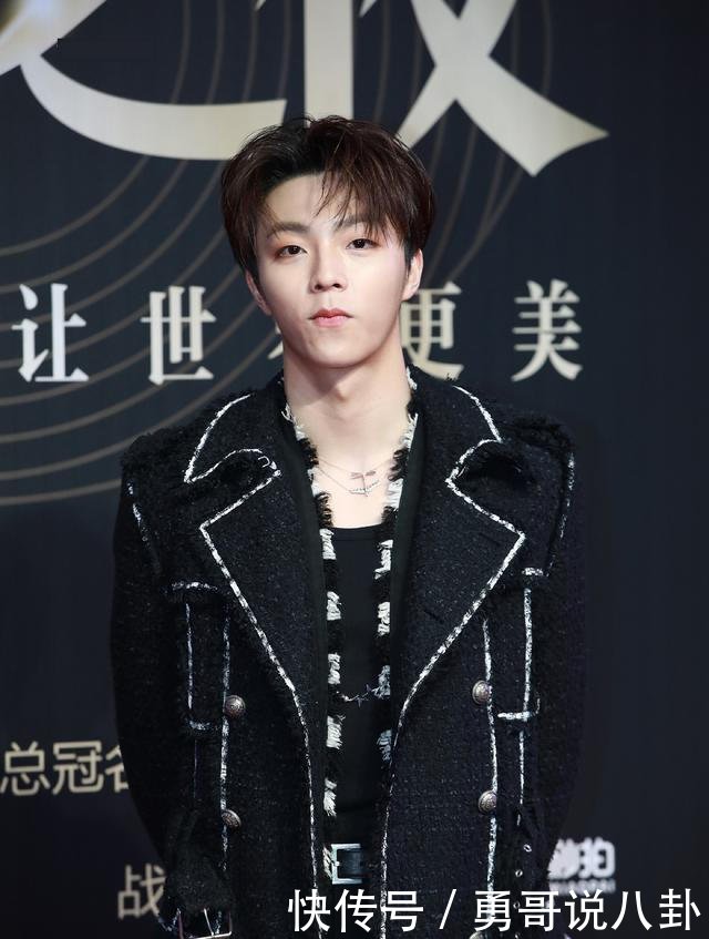 微博之夜王一博带眼镜