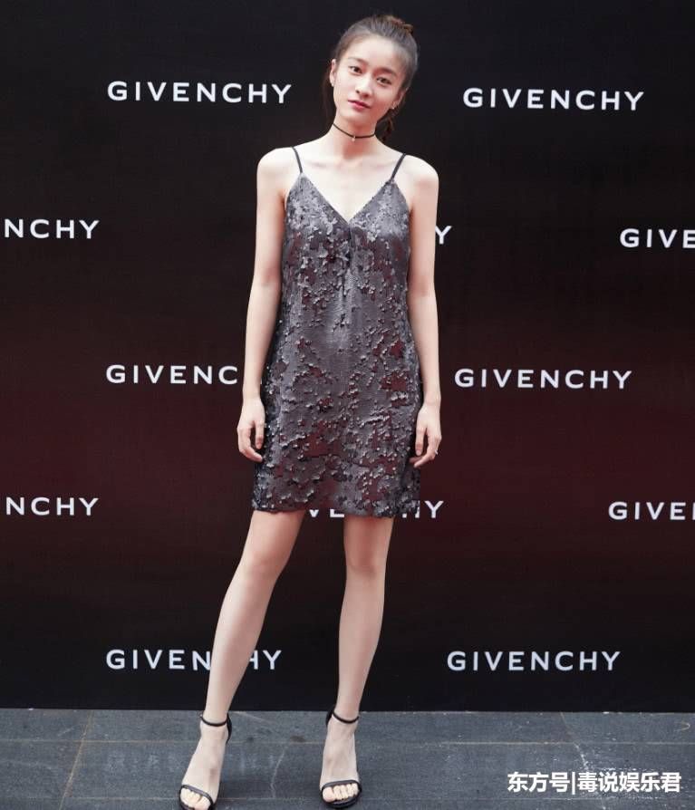 张雪迎比同龄关晓彤还敢穿，裹条“毛巾”上场，这骨感身材好看?