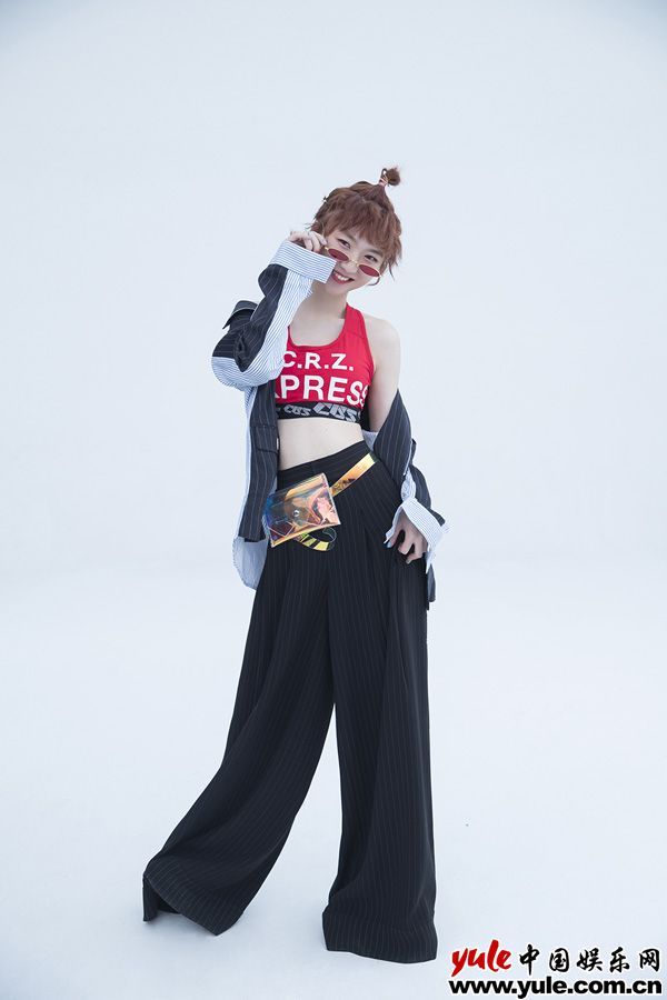 你的西服女孩汪睿已上线 签约飞宝传媒玩转95后个性态度