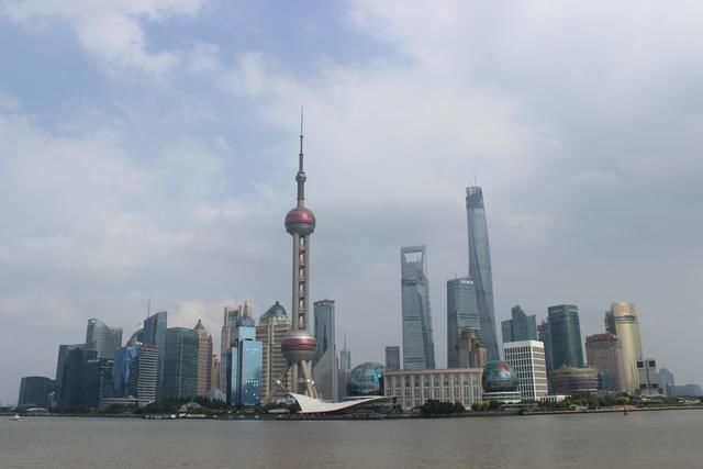 深圳的发展被说像是香港，那么上海像哪座城市？