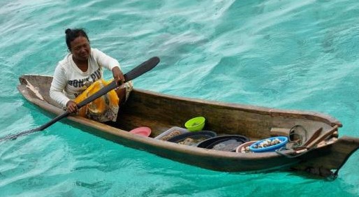 仙本那巴瑶族的悲剧：被生活所迫学会做生意，游客却不满淳朴不再