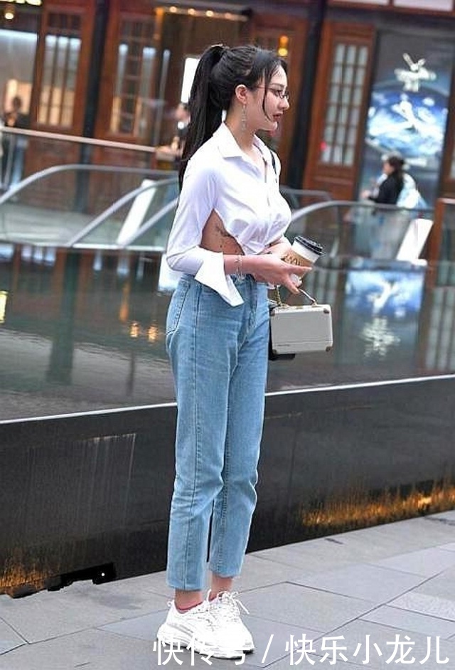  『气质』街拍：美女温婉优雅，穿一件肉色的修身连衣裙，更显美丽大方
