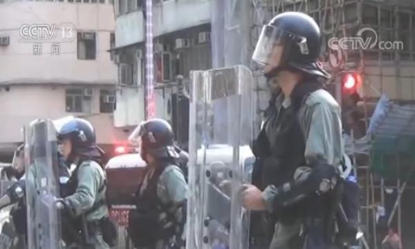 央视独家采访遭汽油弹袭击受伤香港警员 更多现场细节曝光