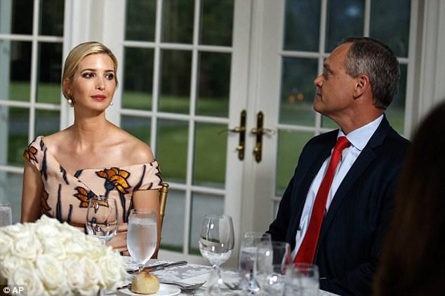 伊万卡和梅兰妮亚出席商界领袖晚宴，二人的花裙子争辉斗艳