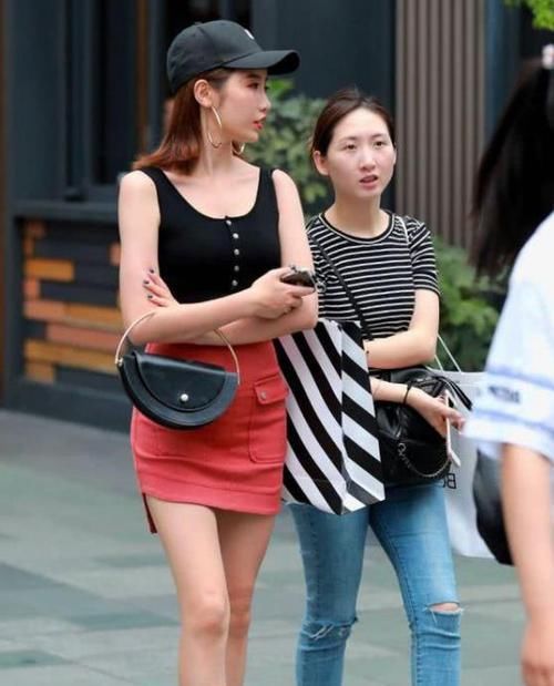  「一字」养眼女神街拍：一笑千金的小姐姐，一条白色的一字肩连衣裙，时尚女神魅力