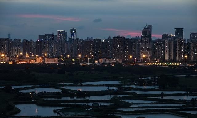 香港和深圳之间虽然只隔着一条深圳河，但是两岸的景象却截然不同