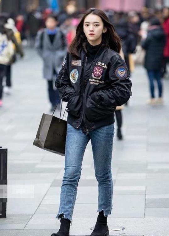  小天使@街拍：白裙小姐姐，灵动秀气，犹如可爱的小天使一样美丽