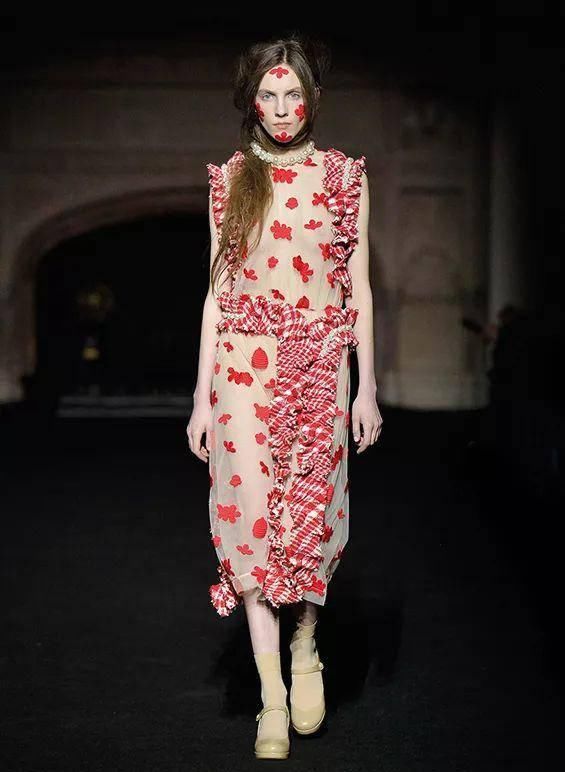  『穿着』只要穿着Simone Rocha，就可以一直做少女哦