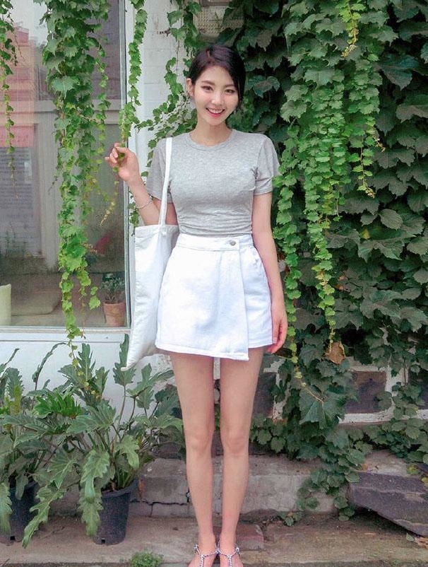  小姐姐：穿一身黑的美女，也是搭配出风格的