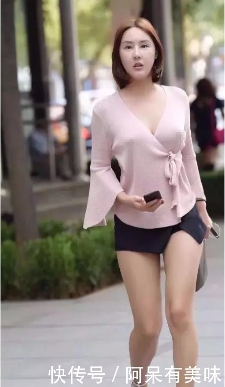  [穿搭]街拍偶遇不穿内衫的小姐姐，粉色V领衫，谁与争锋