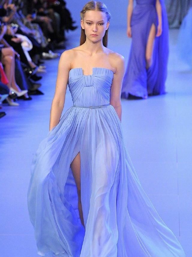  婚纱@现在谁还穿大红色婚纱？土死了，“宝石蓝”才是女生最爱，美炸