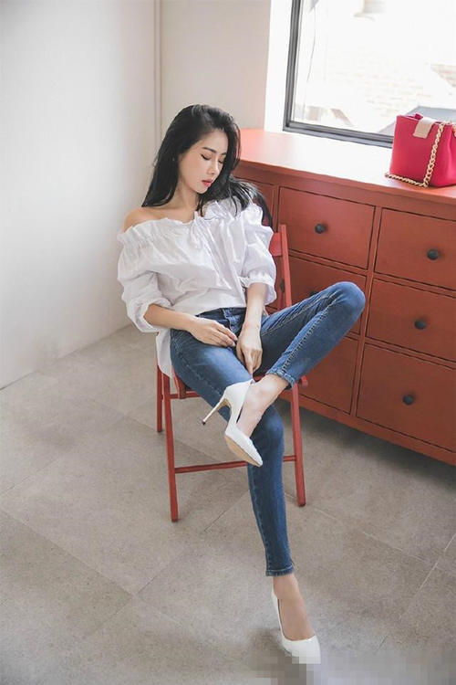 紧身牛仔裤线条优美有魅力，展现个性搭配的同时释放你的美丽！