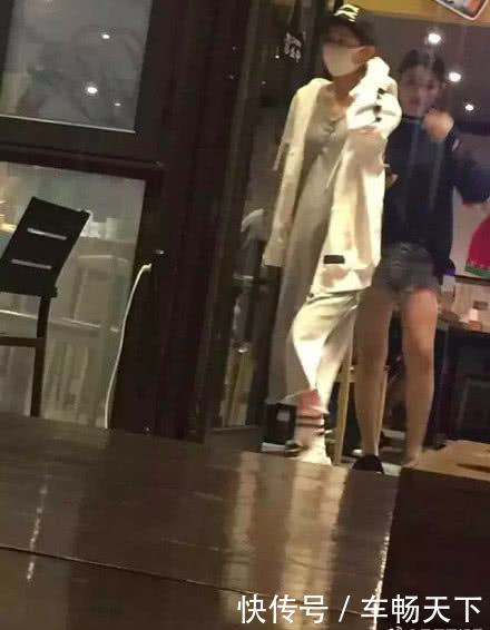 卓伟又被打脸了？赵丽颖现身小腹平坦破怀孕传闻