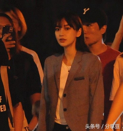 Baby与邓伦街头拍戏 嘟嘴吃面条呆萌认真 经历假吃造谣后都认真吃